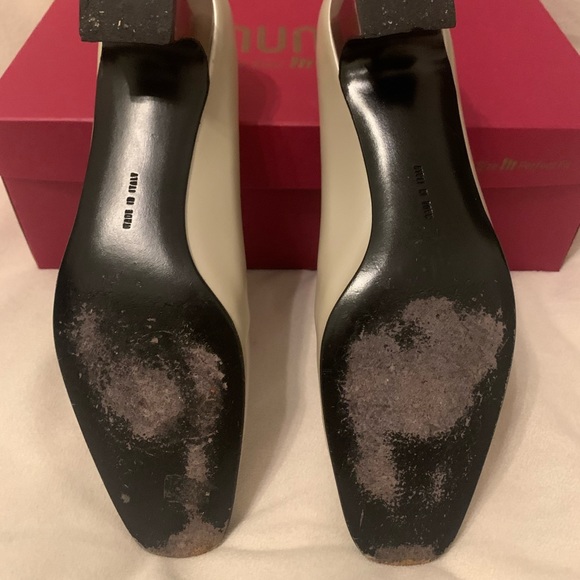 EUC SALVATORE FERRAGAMO BEIGE LEATHER PUMPS - Picture 4 of 7